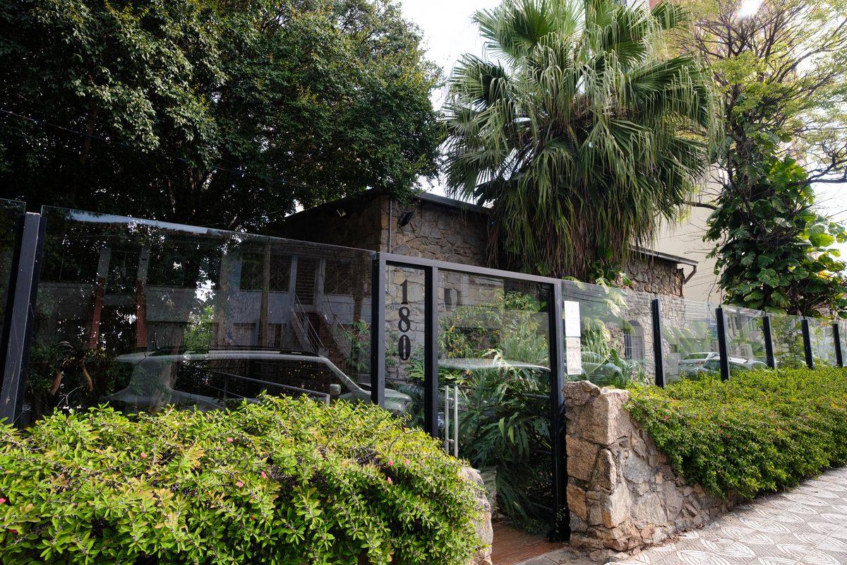 Fachada de pedra do escritório LFD Advogados em Sorocaba, vista do jardim