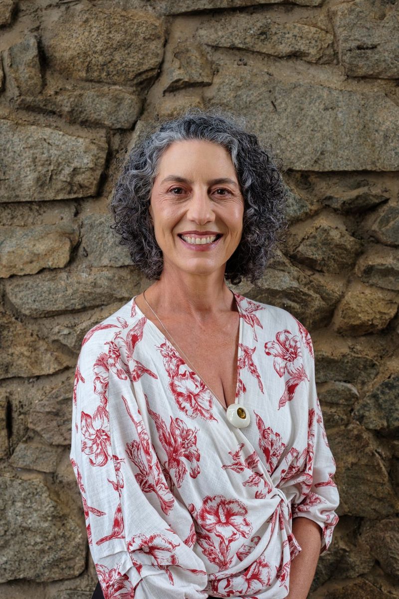 Iris Lippi, fundadora do escritório LFD Advogados, diante do muro de pedra do escritório